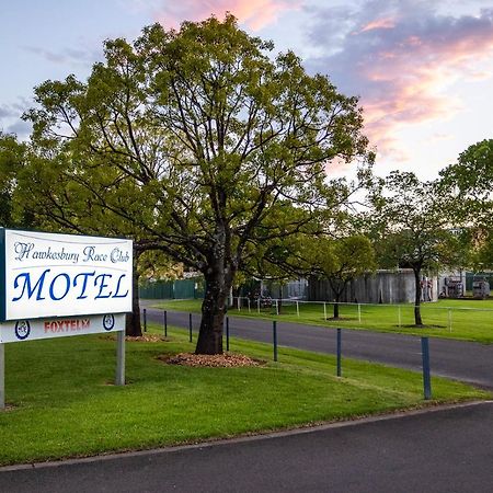화케스버리 레이스 클럽 모텔 윈저 외부 사진 The entrance to the motel