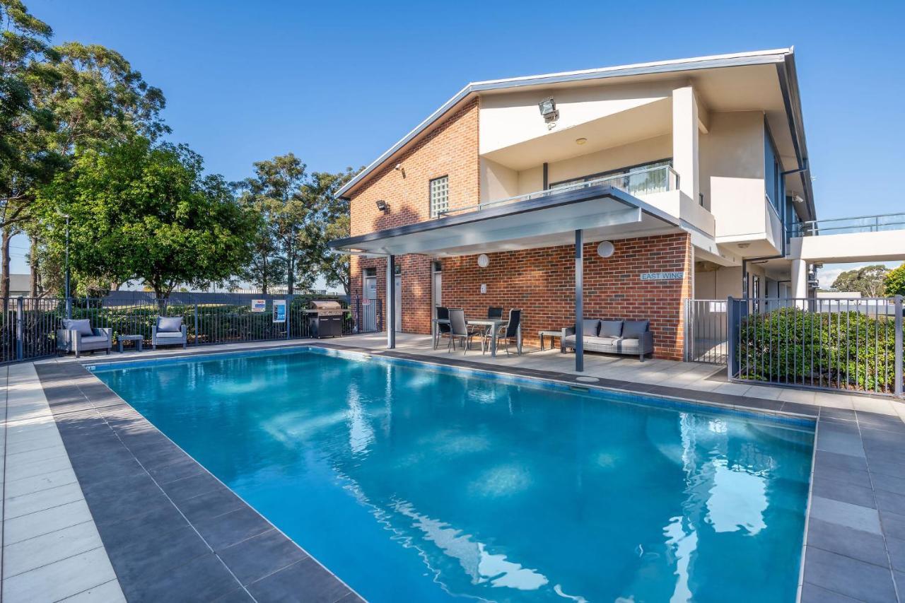 화케스버리 레이스 클럽 모텔 윈저 외부 사진 A swimming pool in Australia