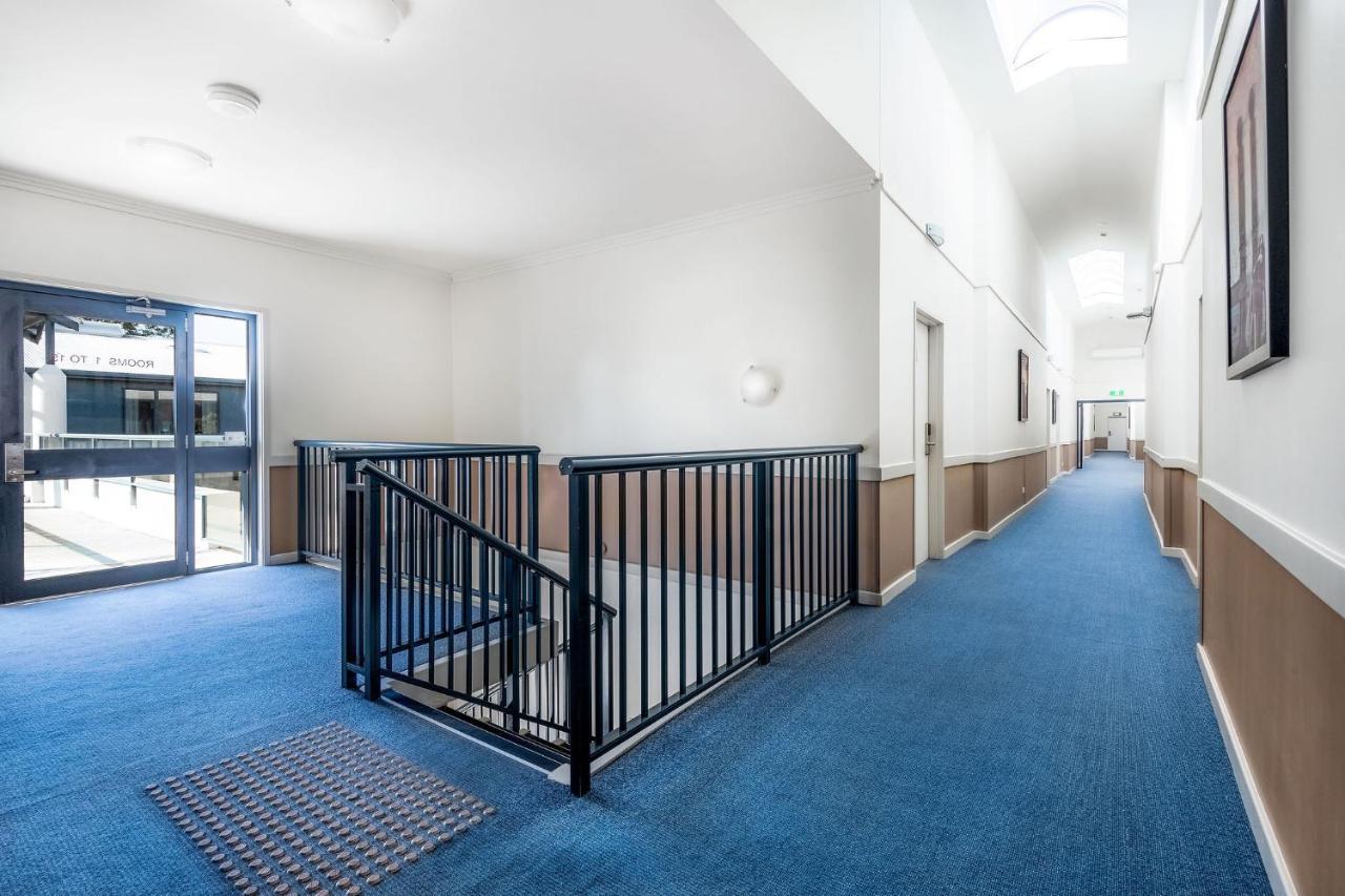 화케스버리 레이스 클럽 모텔 윈저 외부 사진 The interior of the new building