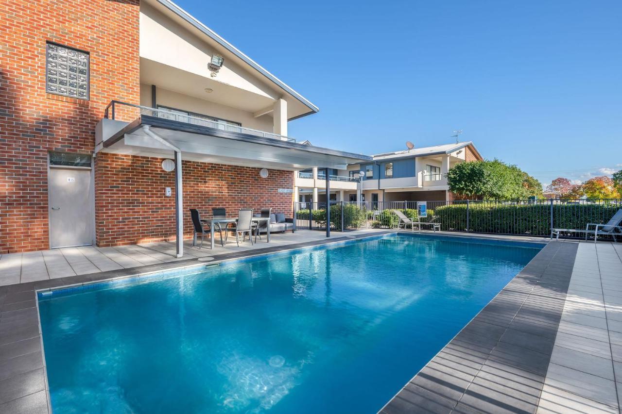 화케스버리 레이스 클럽 모텔 윈저 외부 사진 A pool in a residential area