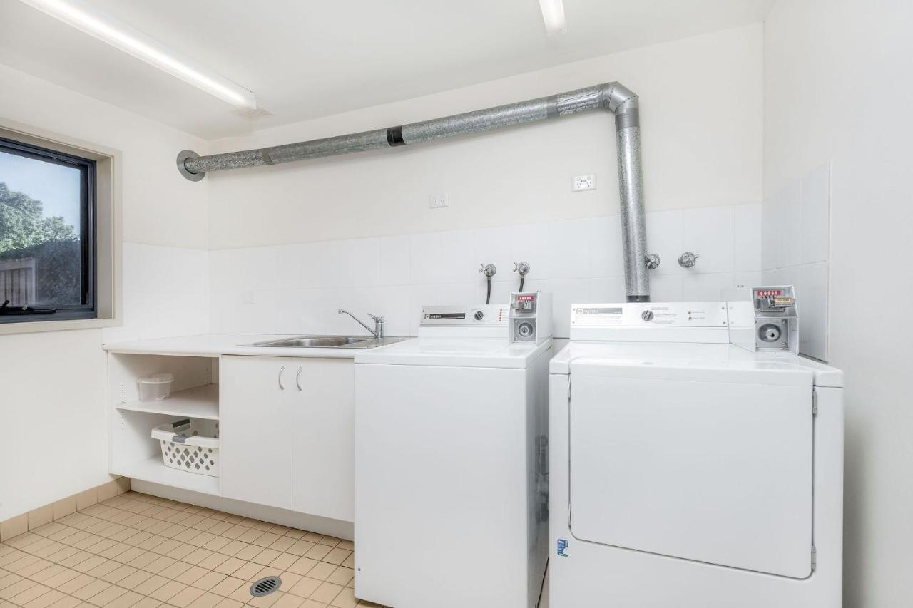 화케스버리 레이스 클럽 모텔 윈저 외부 사진 A laundry room with a washing machine and a dryer