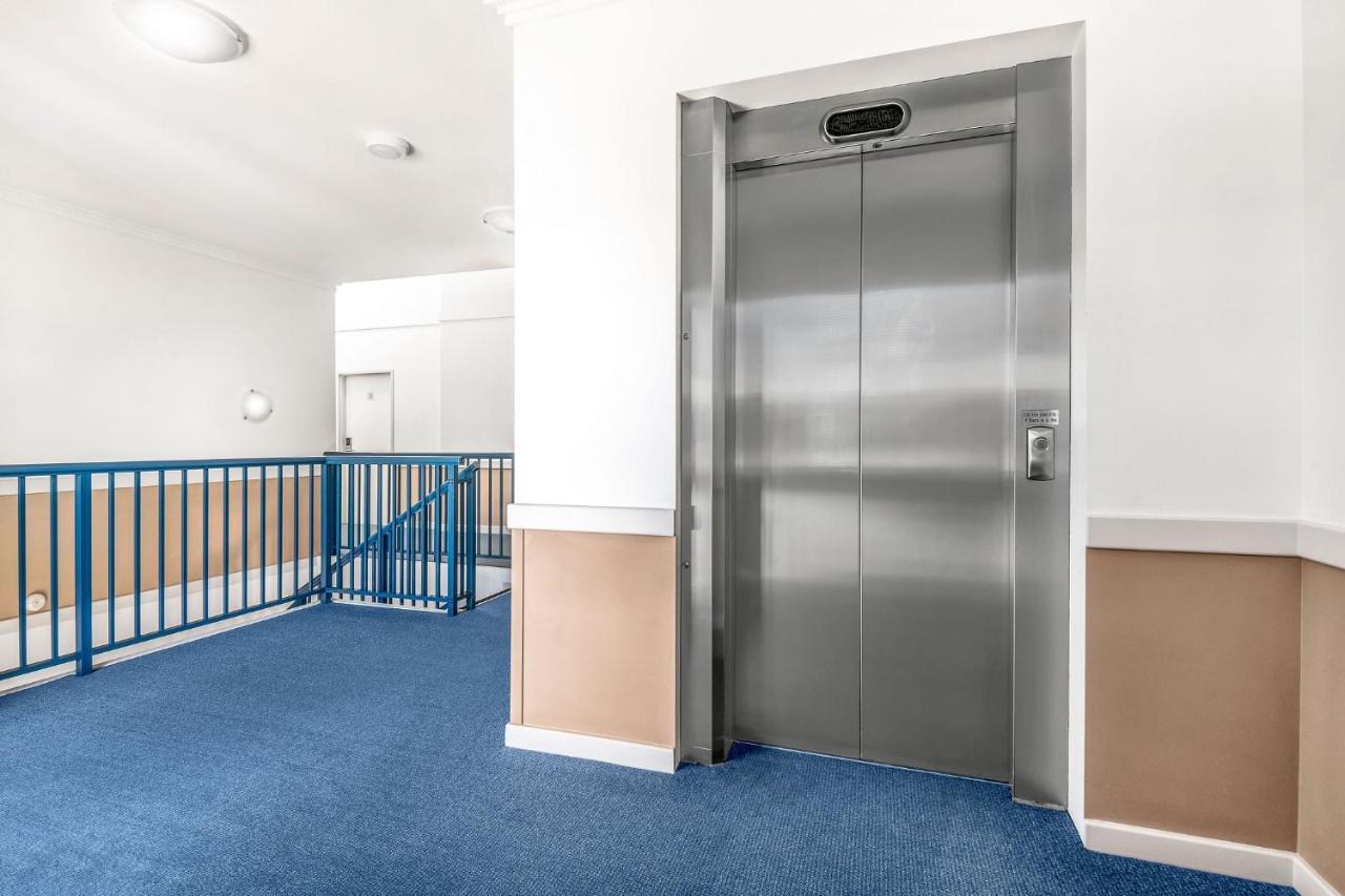 화케스버리 레이스 클럽 모텔 윈저 외부 사진 A residential elevator