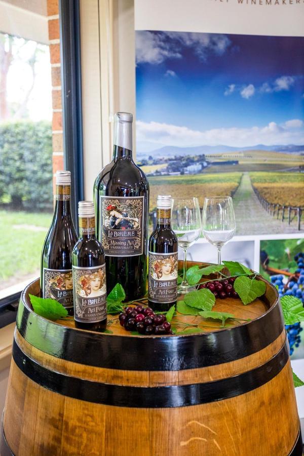 화케스버리 레이스 클럽 모텔 윈저 외부 사진 A bottle of German wine