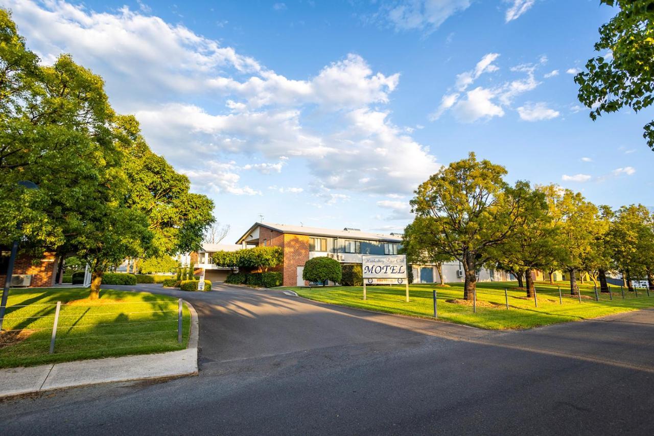 화케스버리 레이스 클럽 모텔 윈저 외부 사진 The main entrance to the University of Tasmania's Launceston Campus