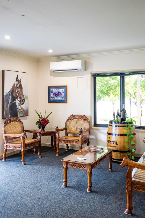 화케스버리 레이스 클럽 모텔 윈저 외부 사진 The interior of the visitor's centre at the Barossa Valley wine region