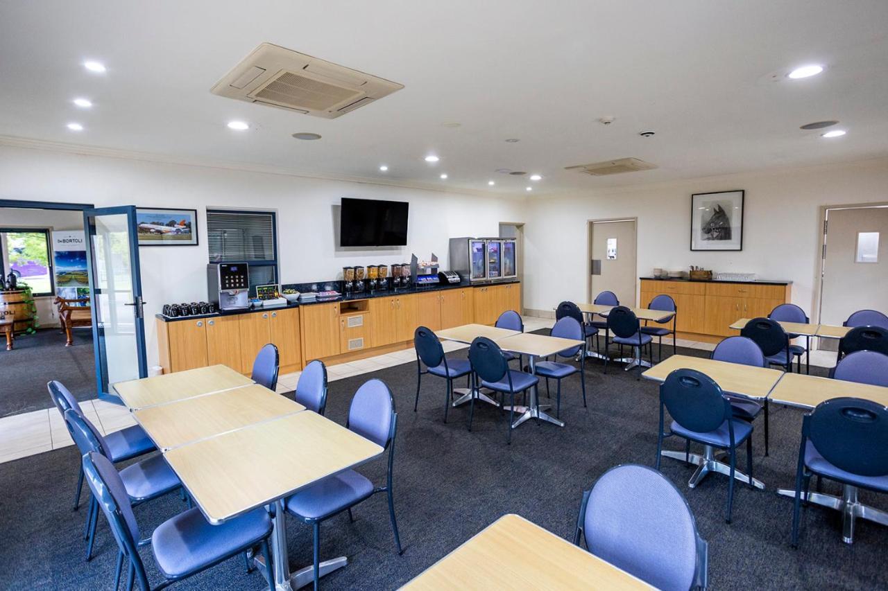 화케스버리 레이스 클럽 모텔 윈저 외부 사진 The lounge at Wagga Wagga Airport
