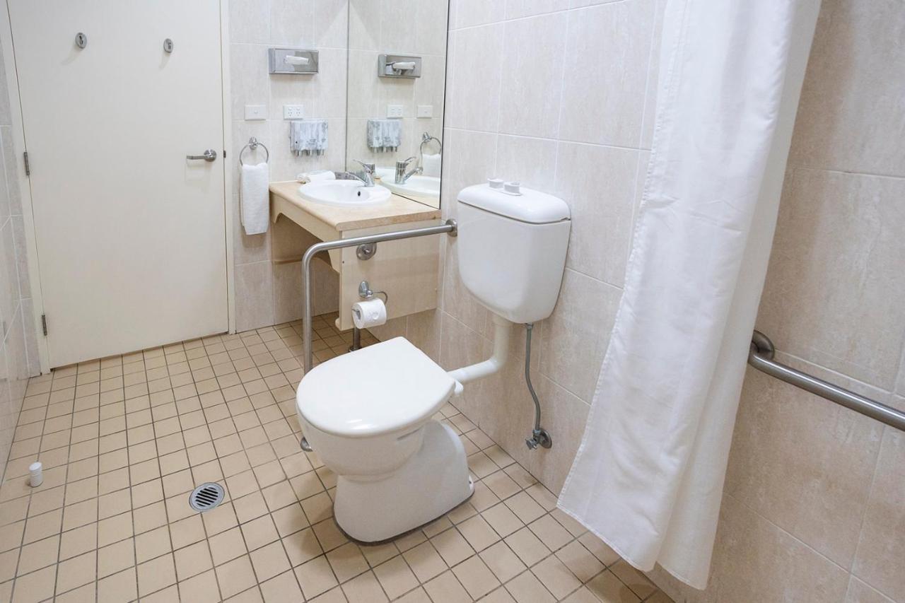 화케스버리 레이스 클럽 모텔 윈저 외부 사진 Bathroom in a hotel
