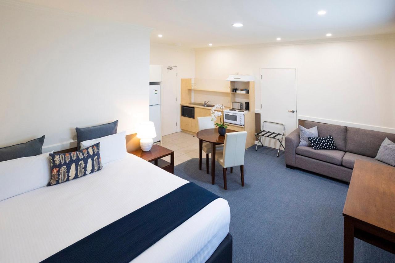 화케스버리 레이스 클럽 모텔 윈저 외부 사진 A typical studio apartment