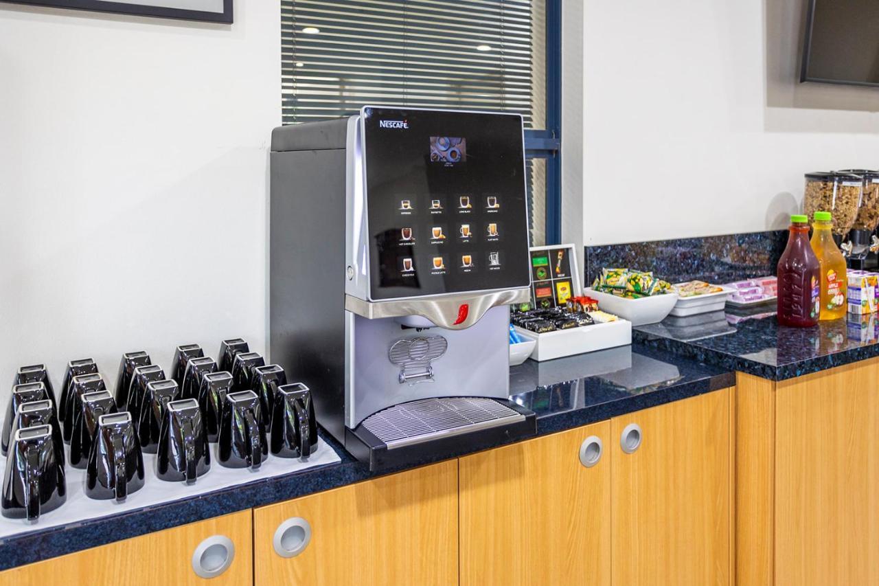 화케스버리 레이스 클럽 모텔 윈저 외부 사진 A coffee machine