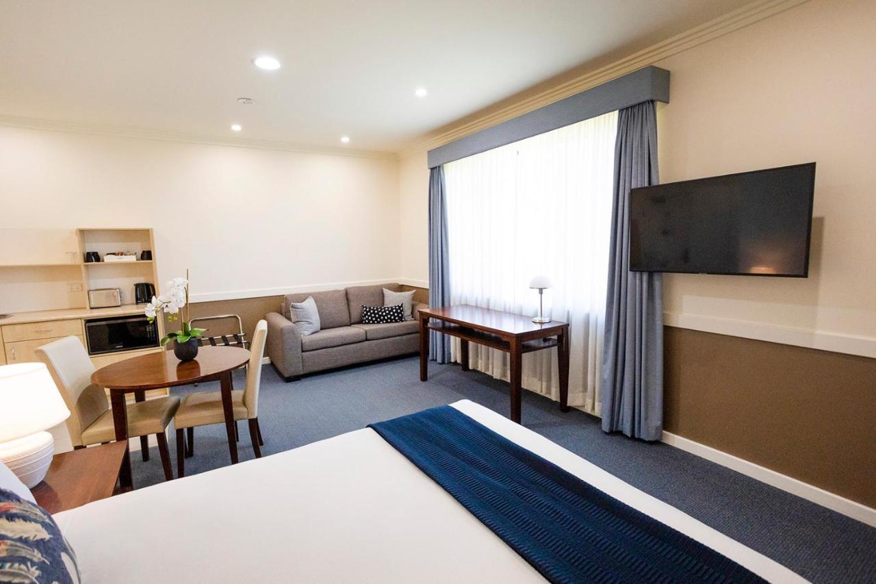 화케스버리 레이스 클럽 모텔 윈저 외부 사진 A suite at the hotel