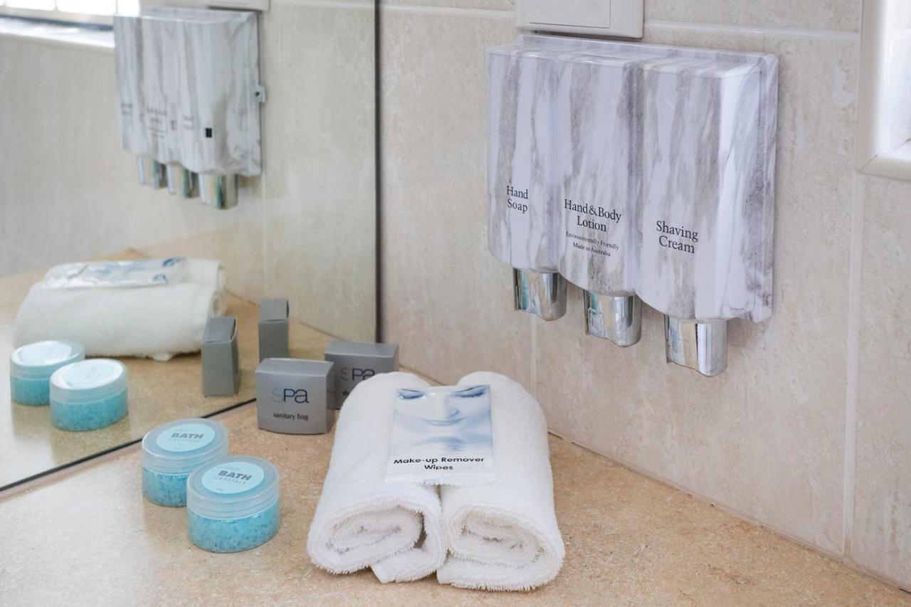 화케스버리 레이스 클럽 모텔 윈저 외부 사진 A bathroom with toiletries