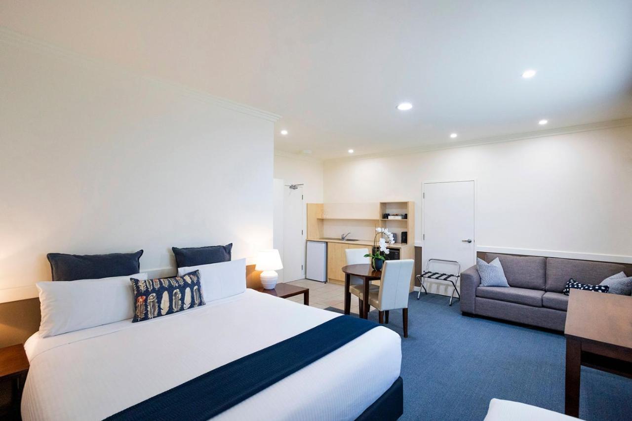 화케스버리 레이스 클럽 모텔 윈저 외부 사진 A typical studio apartment