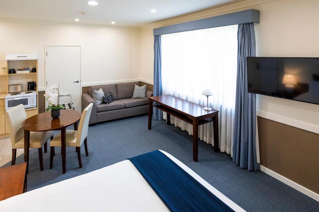 화케스버리 레이스 클럽 모텔 윈저 외부 사진 A suite at the hotel