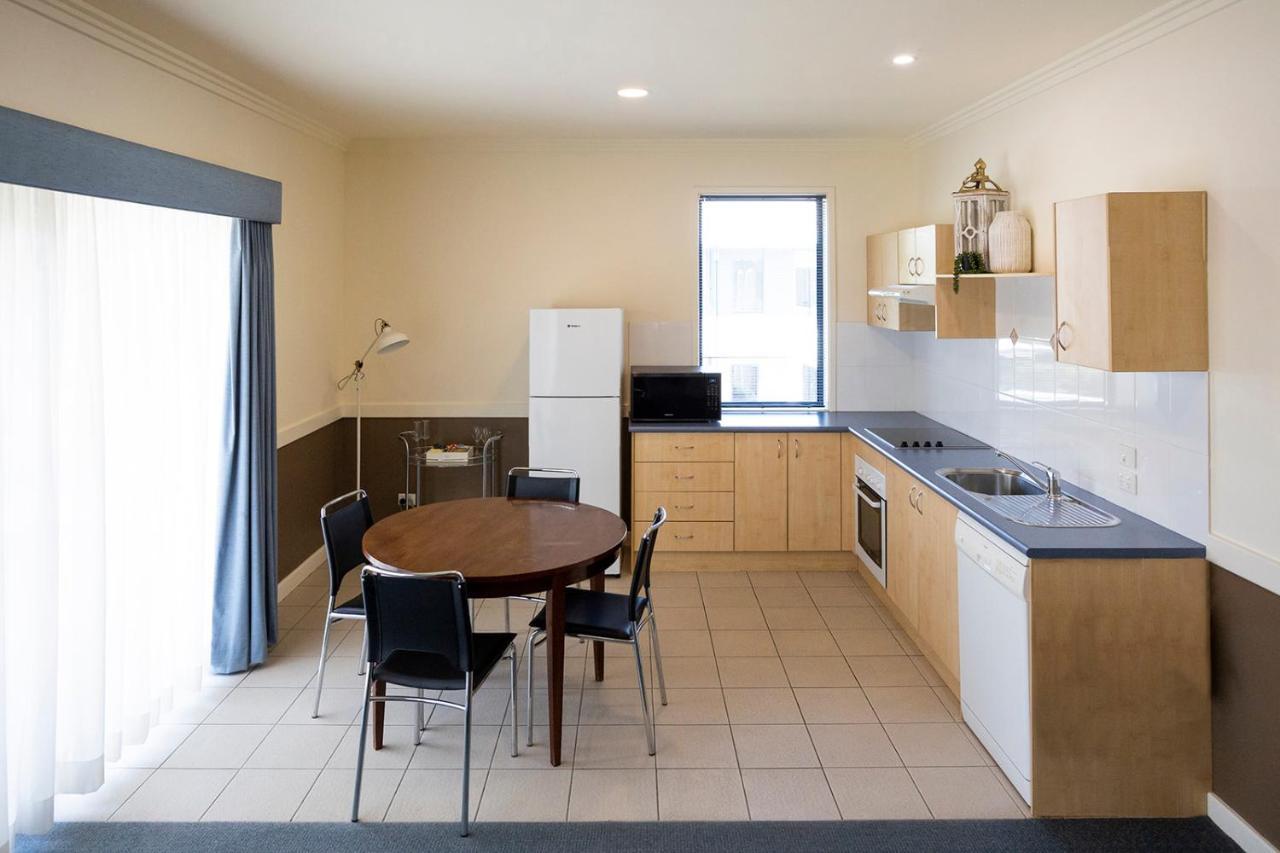 화케스버리 레이스 클럽 모텔 윈저 외부 사진 A typical kitchen in a student apartment