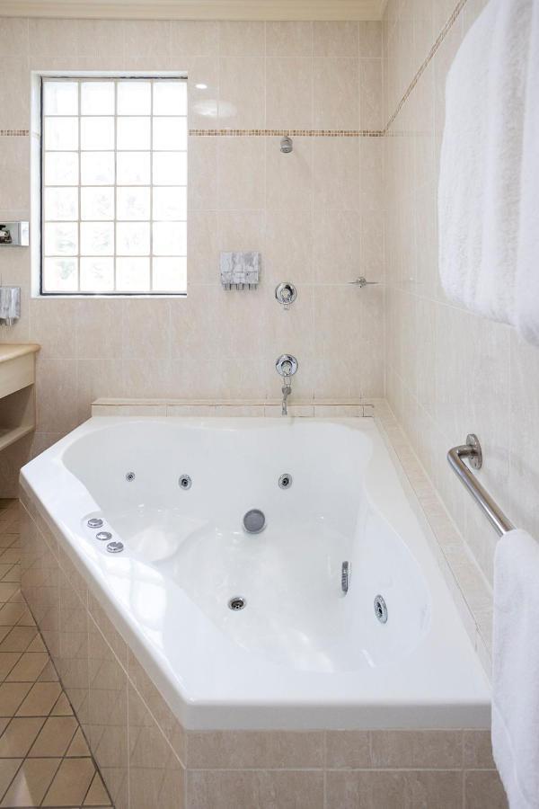 화케스버리 레이스 클럽 모텔 윈저 외부 사진 A whirlpool bathtub