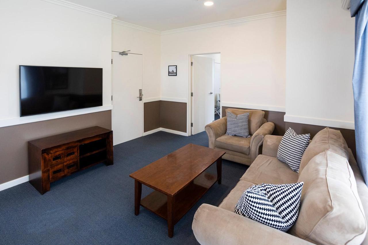 화케스버리 레이스 클럽 모텔 윈저 외부 사진 A common room at the University of New England