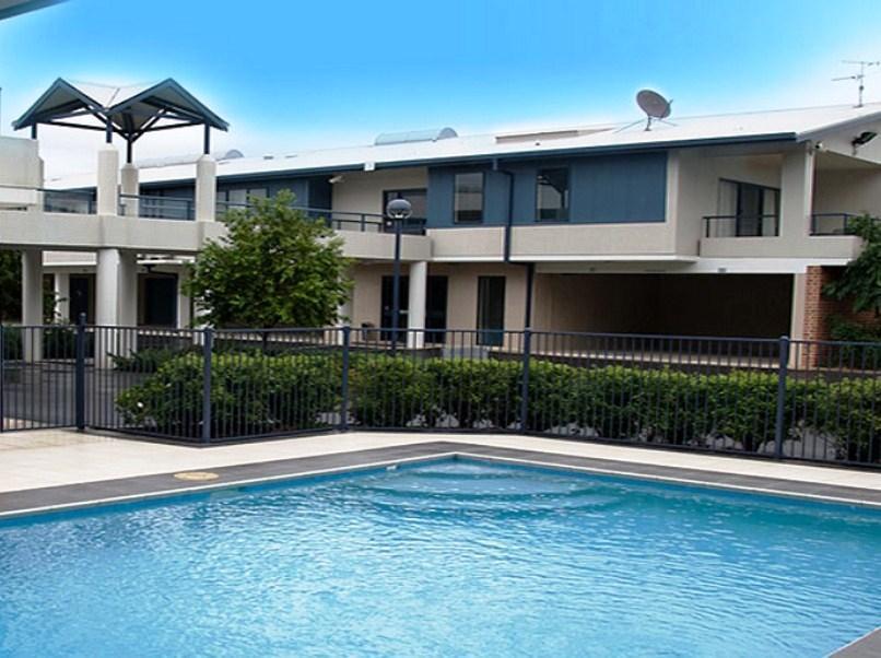 화케스버리 레이스 클럽 모텔 윈저 외부 사진 A pool at a townhouse complex in Australia
