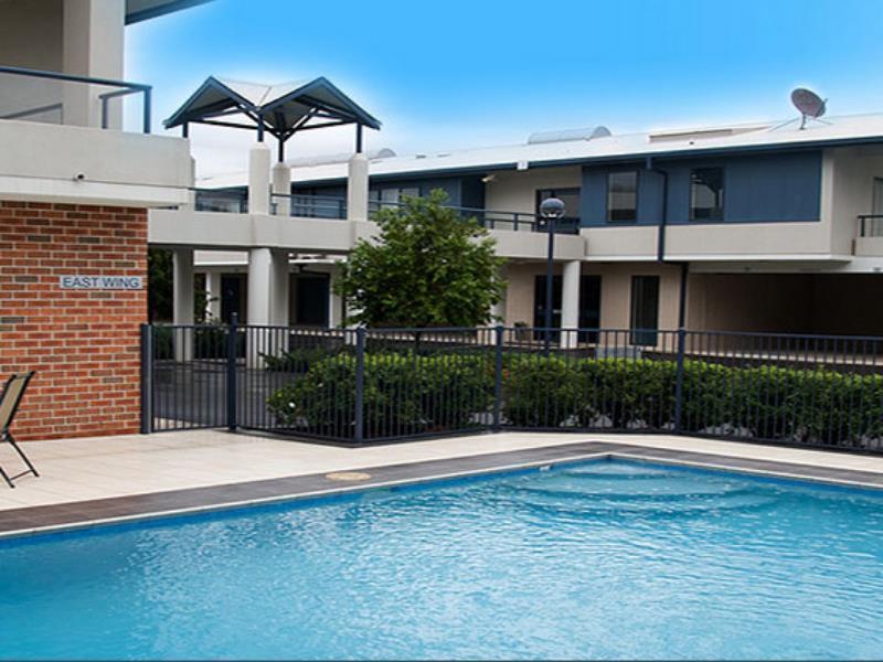 화케스버리 레이스 클럽 모텔 윈저 외부 사진 The swimming pool at the complex